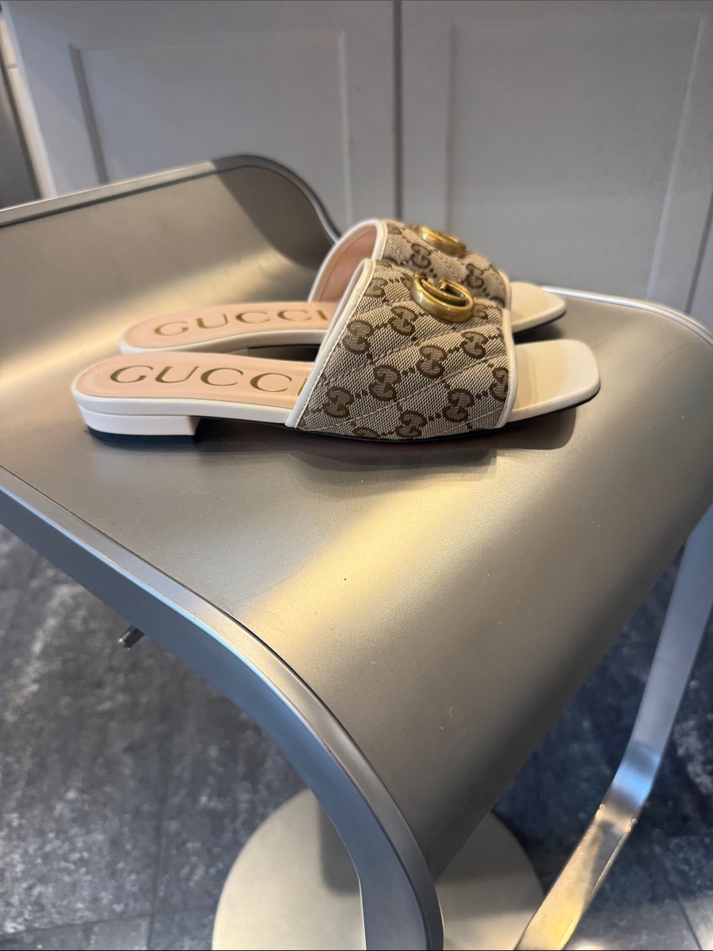 Gucci Monogram Matelasse diagonal Gg MARMONT flat sandals in ivory - Picture 4 of 9